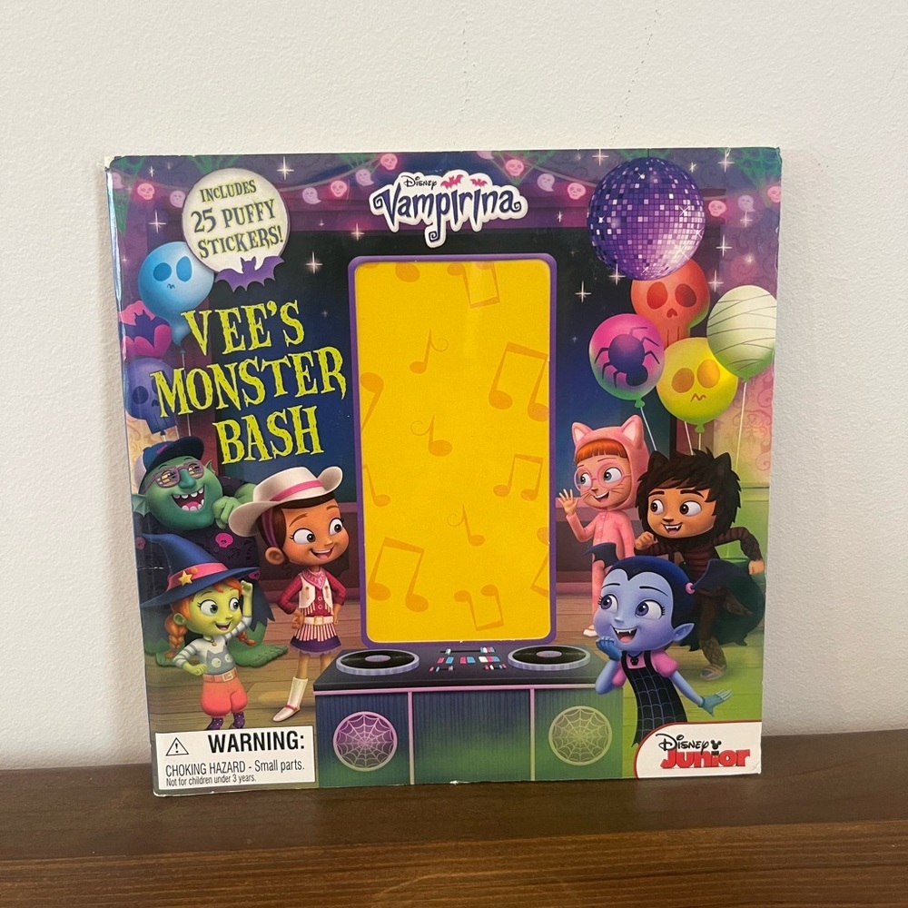 Vampirina Vee's Monster Bash Good Condition